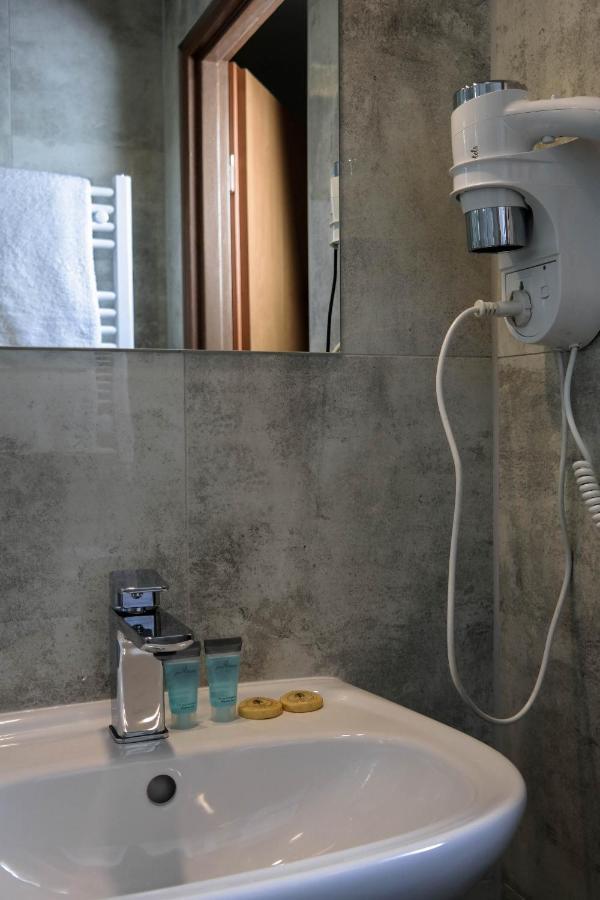 נאדארז'ין Hotel George מראה חיצוני תמונה